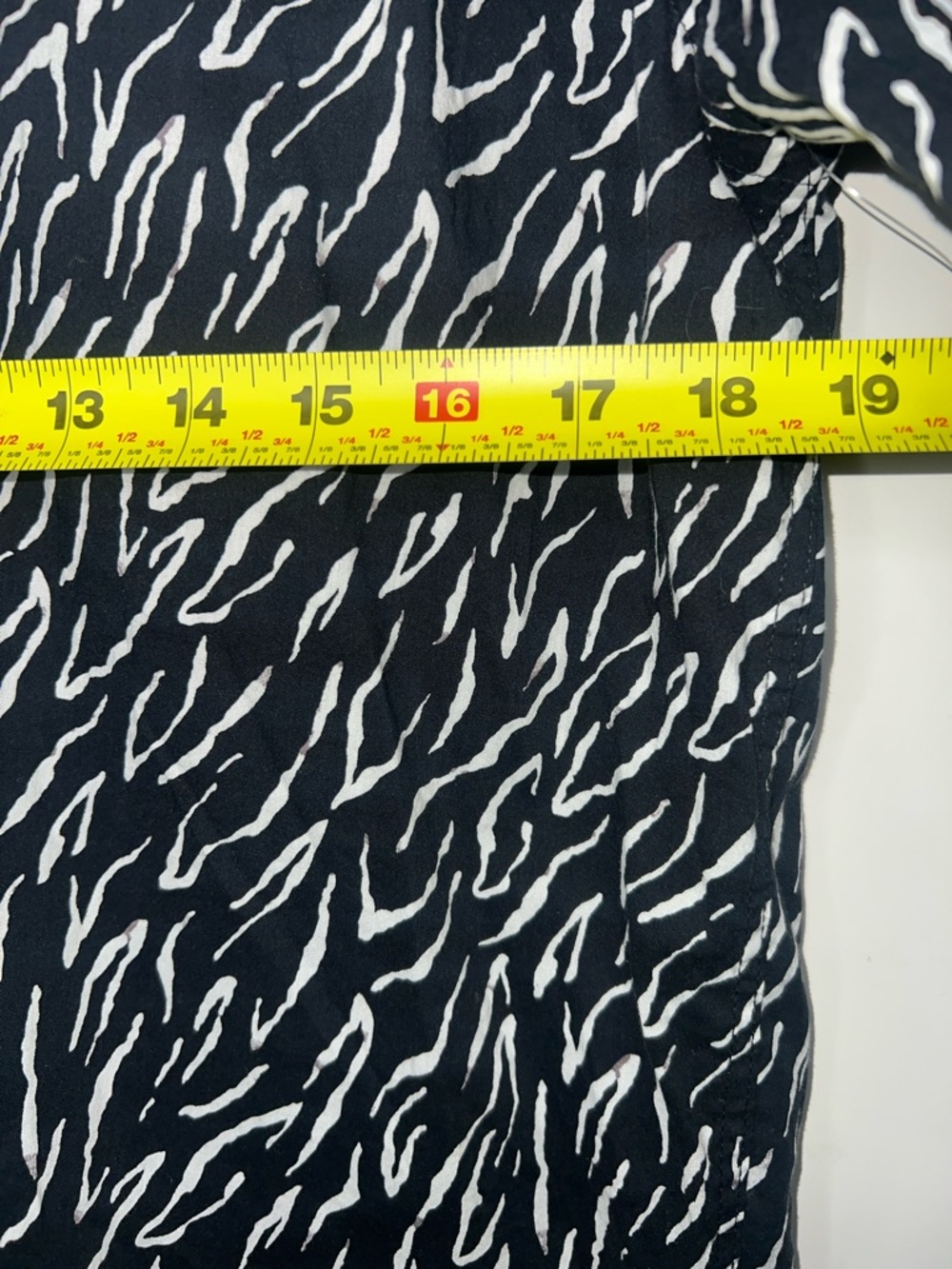 Zara Black Short-Sleeve Button-Down with White Wave Print size M - Picture 7 of 8
